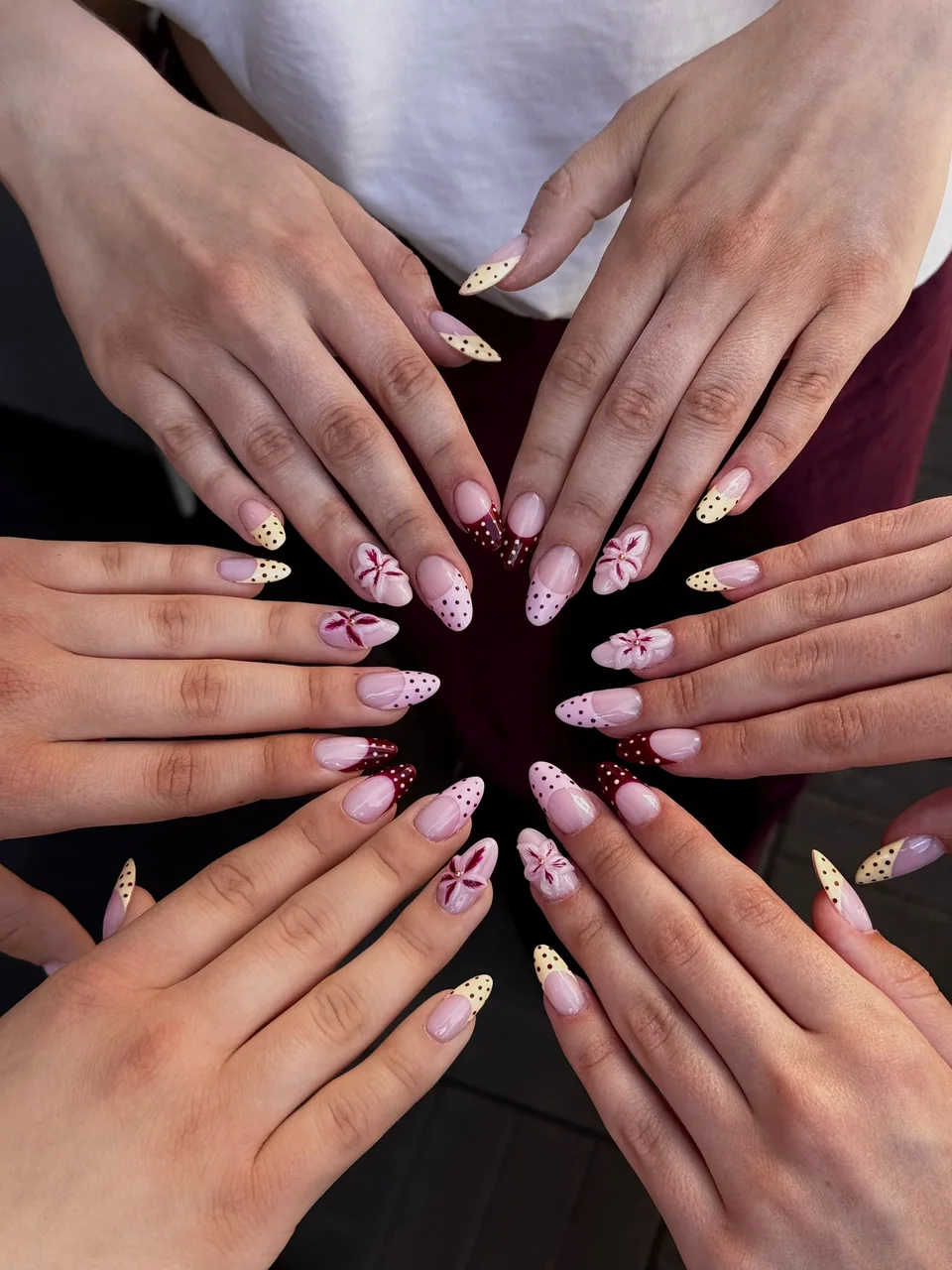 Manicure z kwiatami oraz różowym, bordowym i żółtym frenchem